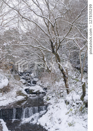 Snow-covered Kibune River in Kyoto's inner sanctum Snow-covered Kibune River in Kyoto's inner sanctum 127830299