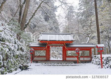貴船神社奧宮：白雪皚皚的神社大門 127830317