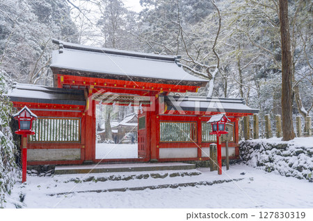 貴船神社奧宮:白雪皚皚的神社大門 貴船神社奧宮:白雪皚皚的神社大門 127830319