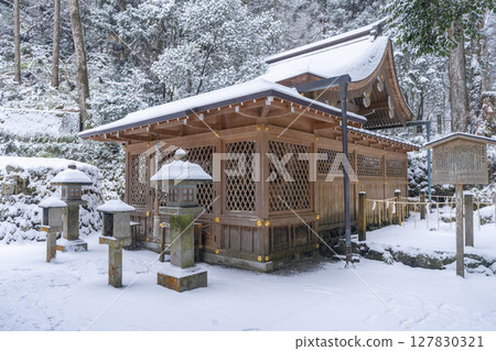Kifune Shrine Okumiya - Main hall in snow 127830321
