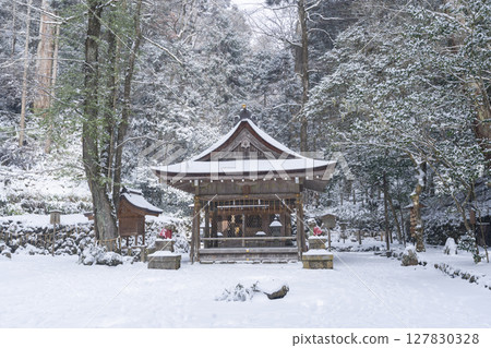 Kifune Shrine Okumiya - Main hall in snow 127830328