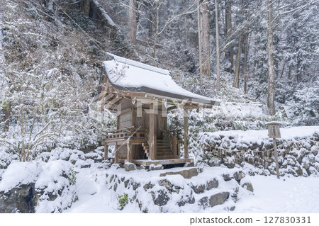 Kifune Shrine Okumiya: Snow-covered Sukuzusha Shrine and Mifune-gataishi Kifune Shrine Okumiya: Snow-covered Sukuzusha Shrine and Mifune-gataishi 127830331