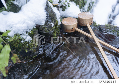 貴船神社內門前手水屋（淨化噴泉）的聖水 127830341