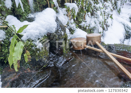 貴船神社內門前手水屋（淨化噴泉）的聖水 127830342