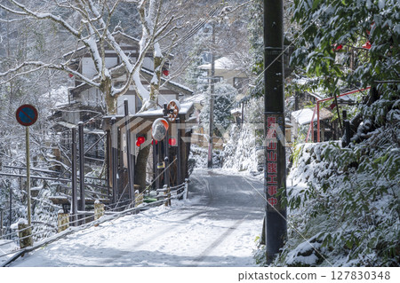 Snowy scenery of Kibune, Kyoto's inner sanctum 127830348