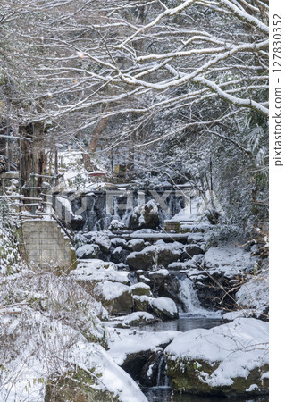 京都內殿的貴船川,白雪皚皚 京都內殿的貴船川,白雪皚皚 127830352