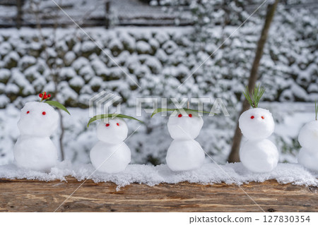 京都內城貴船雪景中的雪人 京都內城貴船雪景中的雪人 127830354
