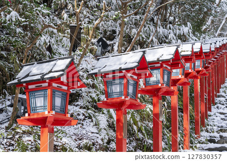京都的冬天:貴船神社:春日燈籠林立的美麗參拜道 京都的冬天:貴船神社:春日燈籠林立的美麗參拜道 127830357