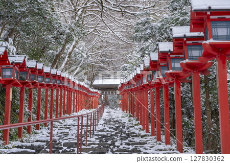 Winter in Kyoto: Kifune Shrine: A beautiful approach lined with Kasuga lanterns 127830362