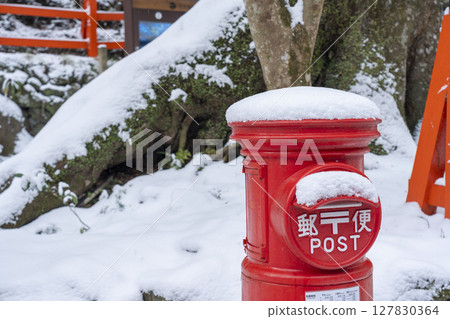 京都的冬天,貴船神社,山路旁的紅色郵筒 京都的冬天,貴船神社,山路旁的紅色郵筒 127830364