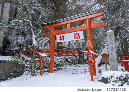 Winter in Kyoto: Kifune Shrine, second torii gate Winter in Kyoto: Kifune Shrine, second torii gate 127830368
