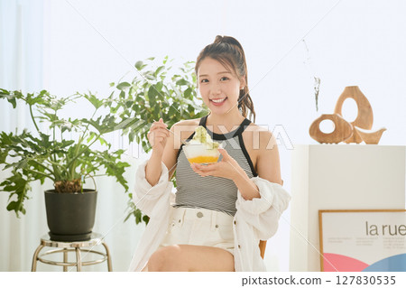 夏日清爽的年輕女子在房間裡喝檸檬水 127830535