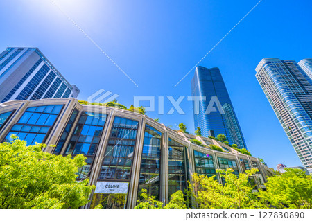 Tokyo cityscape in Japan: A new era begins... (bustling with foreign tourists) View of Azabudai Hills, etc. = 21st Tokyo cityscape in Japan: A new era begins... (bustling with foreign tourists) View of Azabudai Hills, etc. = 21st 127830890