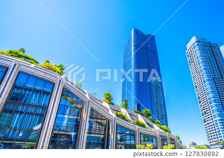 日本東京的街景:新時代的開始…(熙熙攘攘的外國遊客)麻布台山的景色等=21世紀 日本東京的街景:新時代的開始…(熙熙攘攘的外國遊客)麻布台山的景色等=21世紀 127830892