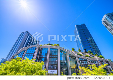 Tokyo cityscape in Japan: A new era begins... (bustling with foreign tourists) View of Azabudai Hills, etc. = 21st Tokyo cityscape in Japan: A new era begins... (bustling with foreign tourists) View of Azabudai Hills, etc. = 21st 127830904