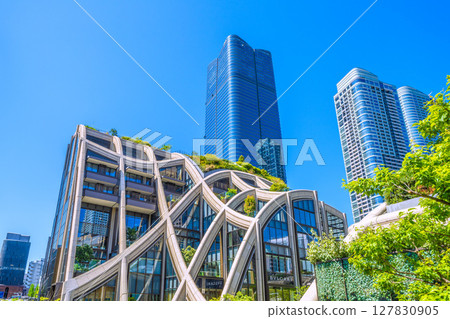 日本東京的街景：新時代的開始…（熙熙攘攘的外國遊客）麻布台山的景色等=21世紀 127830905