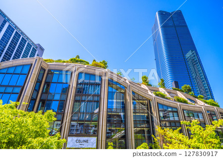 Tokyo cityscape in Japan: A new era begins... (bustling with foreign tourists) View of Azabudai Hills, etc. = 21st Tokyo cityscape in Japan: A new era begins... (bustling with foreign tourists) View of Azabudai Hills, etc. = 21st 127830917