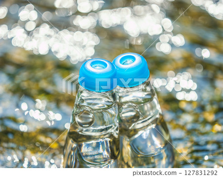 用冰冷的河水冷卻的兩瓶Ramune——暑假 用冰冷的河水冷卻的兩瓶Ramune——暑假 127831292