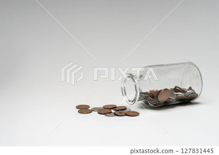 少量的錢從罐子裡溢出 127831445