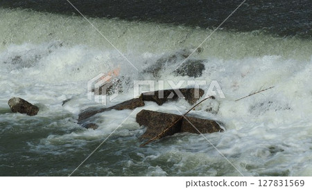 河川洪水和水位上升 127831569