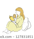 一位女士在閱讀時放鬆並喝茶的插圖 127831851