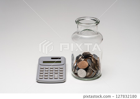 罐子裡的硬幣和計算器 127832180