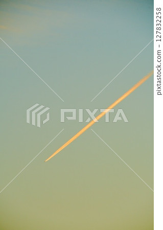 天空有尾蹟的陰影 127832258