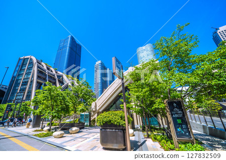 Tokyo cityscape in Japan: A new era begins... (bustling with foreign tourists) View of Azabudai Hills, etc. = 21st Tokyo cityscape in Japan: A new era begins... (bustling with foreign tourists) View of Azabudai Hills, etc. = 21st 127832509