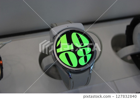 最新款折疊螢幕智慧型手機! Galaxy Z Fold/Flip、華為Mate等等。 最新款折疊螢幕智慧型手機! Galaxy Z Fold/Flip、華為Mate等等。 127832840