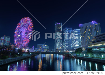 Yokohama Minato Mirai night view: Illuminated Ferris wheel 127832948