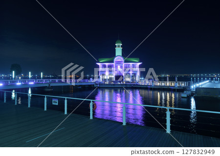 橫濱Pukarisanbashi的橫濱港寧靜的夜景 橫濱Pukarisanbashi的橫濱港寧靜的夜景 127832949