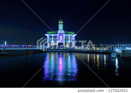 The calm night view of Yokohama Port - Yokohama Pukarisanbashi 127832951