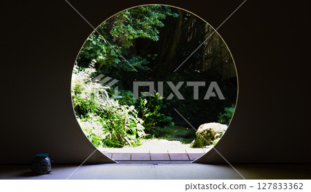 Moss garden seen from a round window in Kamakura 127833362