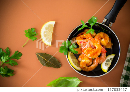 Delicious sea shrimp with lemon, garlic and butter 127833437