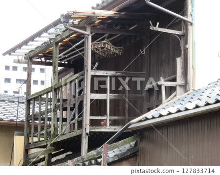 Old houses 127833714