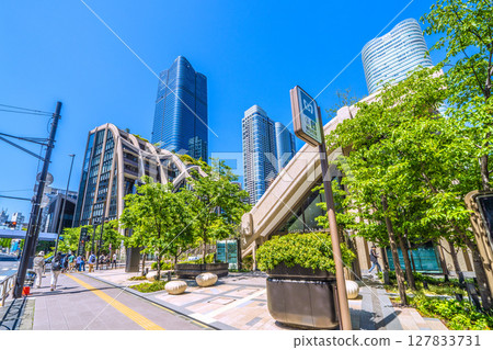 Tokyo cityscape in Japan: Towards a new era...View of Azabudai Hills bustling with foreign tourists Tokyo cityscape in Japan: Towards a new era...View of Azabudai Hills bustling with foreign tourists 127833731