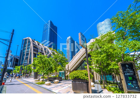 Tokyo cityscape in Japan: Towards a new era...View of Azabudai Hills bustling with foreign tourists 127833732
