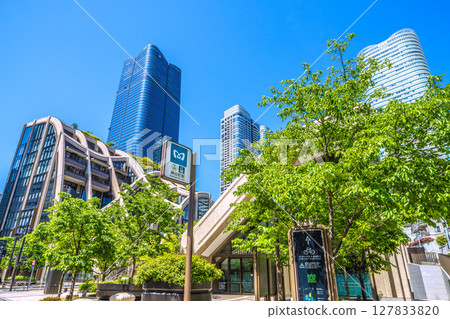 Tokyo cityscape in Japan: A new era begins... (bustling with foreign tourists) View of Azabudai Hills, etc. = 21st Tokyo cityscape in Japan: A new era begins... (bustling with foreign tourists) View of Azabudai Hills, etc. = 21st 127833820