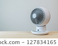 放置在桌上的空氣循環器 127834165