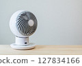 放置在桌上的空氣循環器 127834166