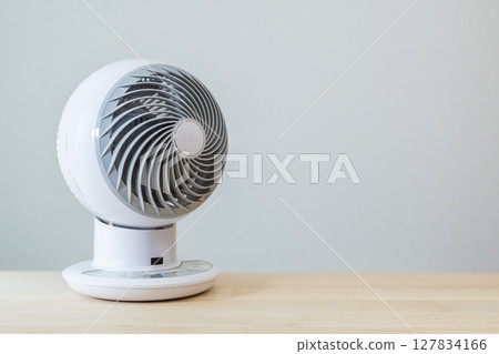 放置在桌上的空氣循環器 127834166