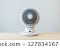 放置在桌上的空氣循環器 127834167