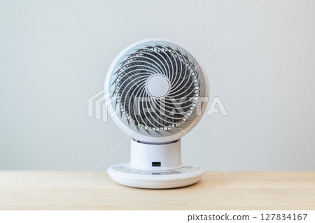 放置在桌上的空氣循環器 127834167