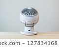 放置在桌上的空氣循環器 127834168