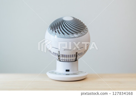 放置在桌上的空氣循環器 127834168
