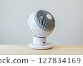 放置在桌上的空氣循環器 127834169