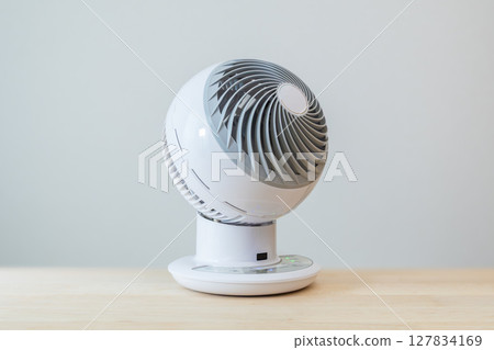放置在桌上的空氣循環器 放置在桌上的空氣循環器 127834169