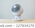放置在桌上的空氣循環器 127834170