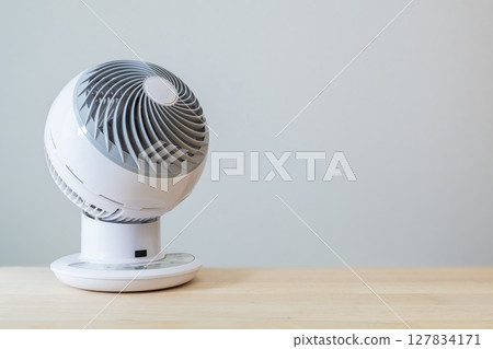 放置在桌上的空氣循環器 127834171