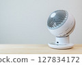 放置在桌上的空氣循環器 127834172